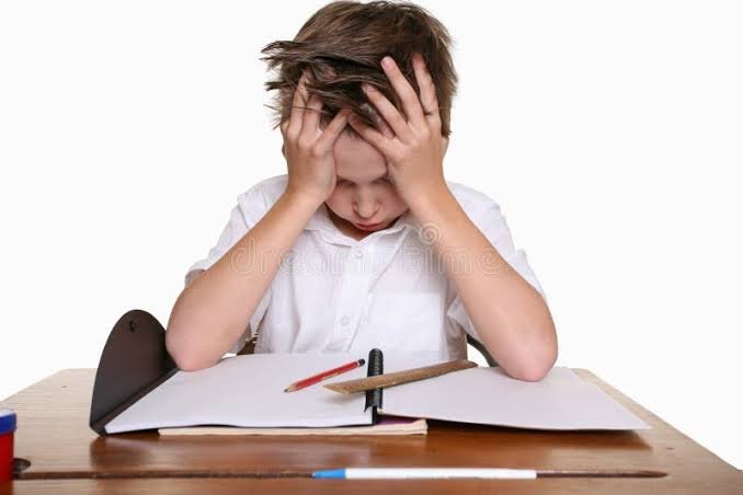 Estudiante enfrentando dificultades académicas